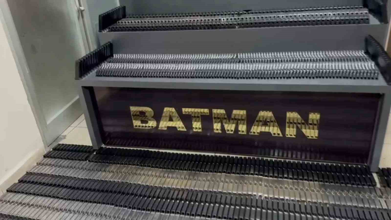 Batman’da duvar içindeki özel bölmede binlerce silah malzemesi ele geçirildi

