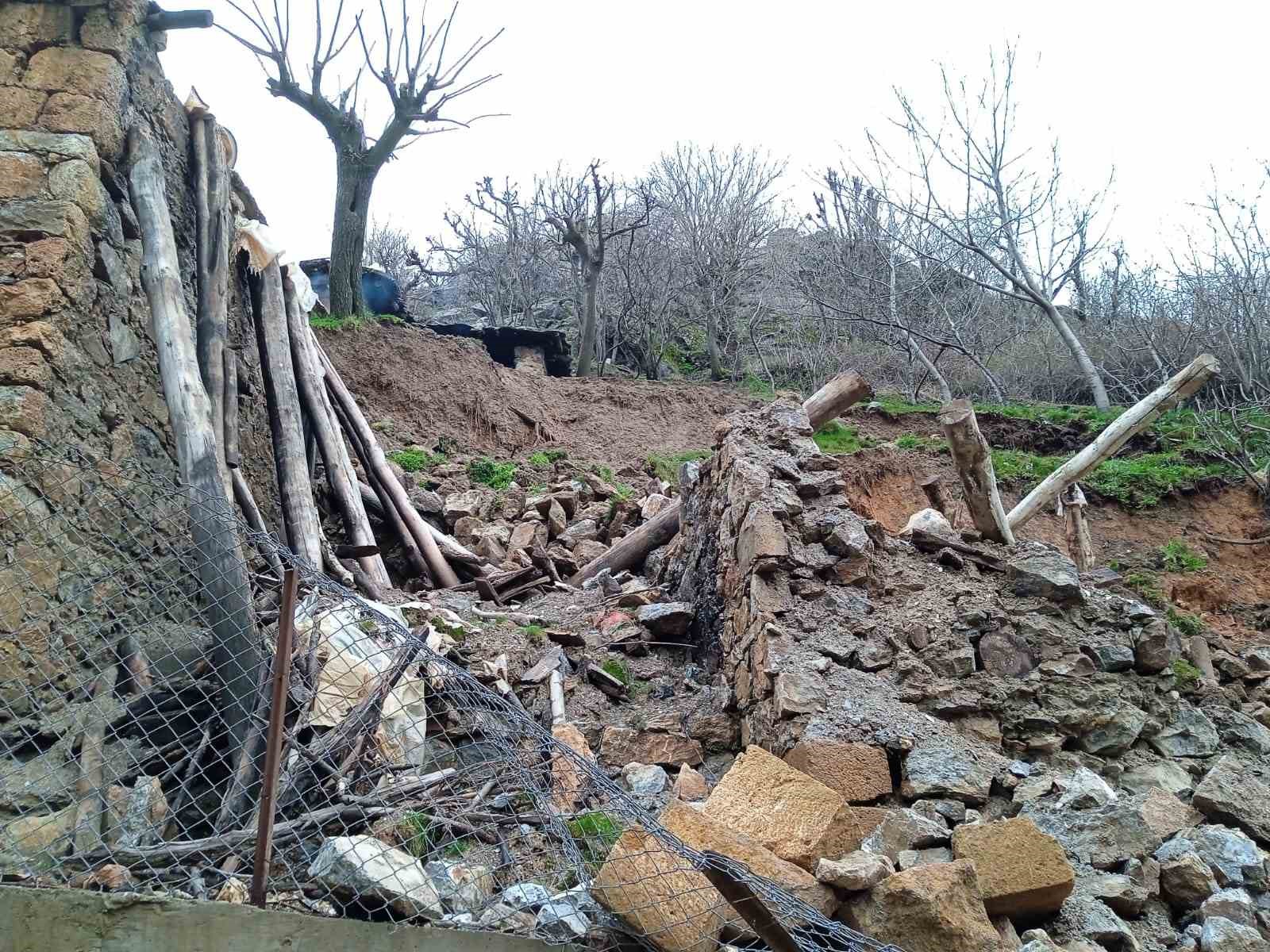 Batman’da sağanak yağış nedeniyle iki katlı kerpiç ev çöktü
