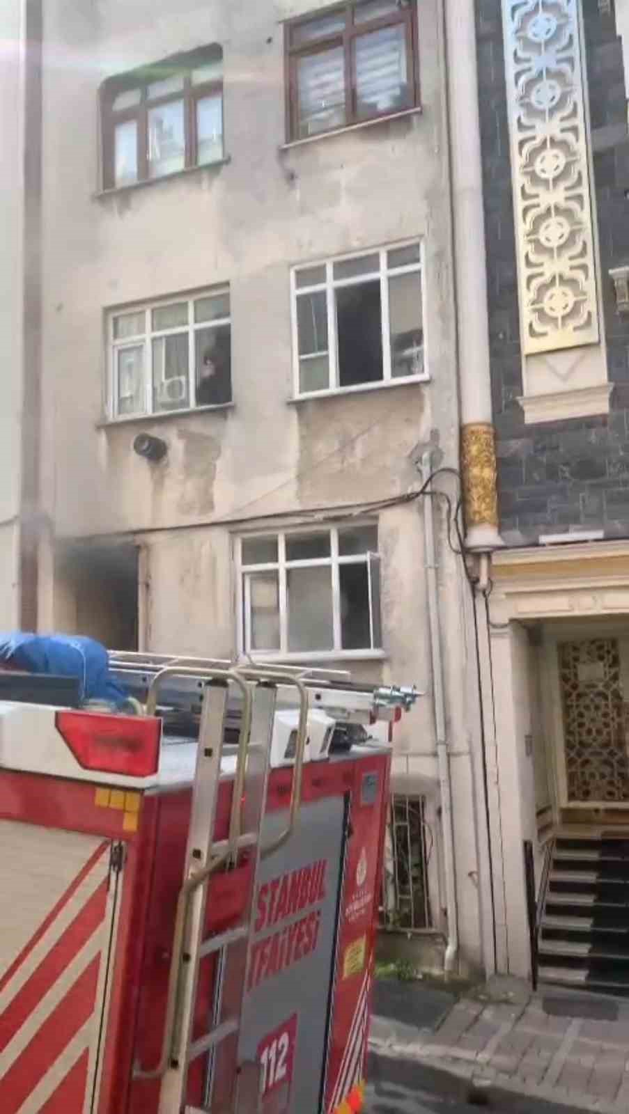 Bayrampaşa’da 4 katlı binada yangın çıktı: İçeride mahsur kalan 1 kişi ağır yaralandı
