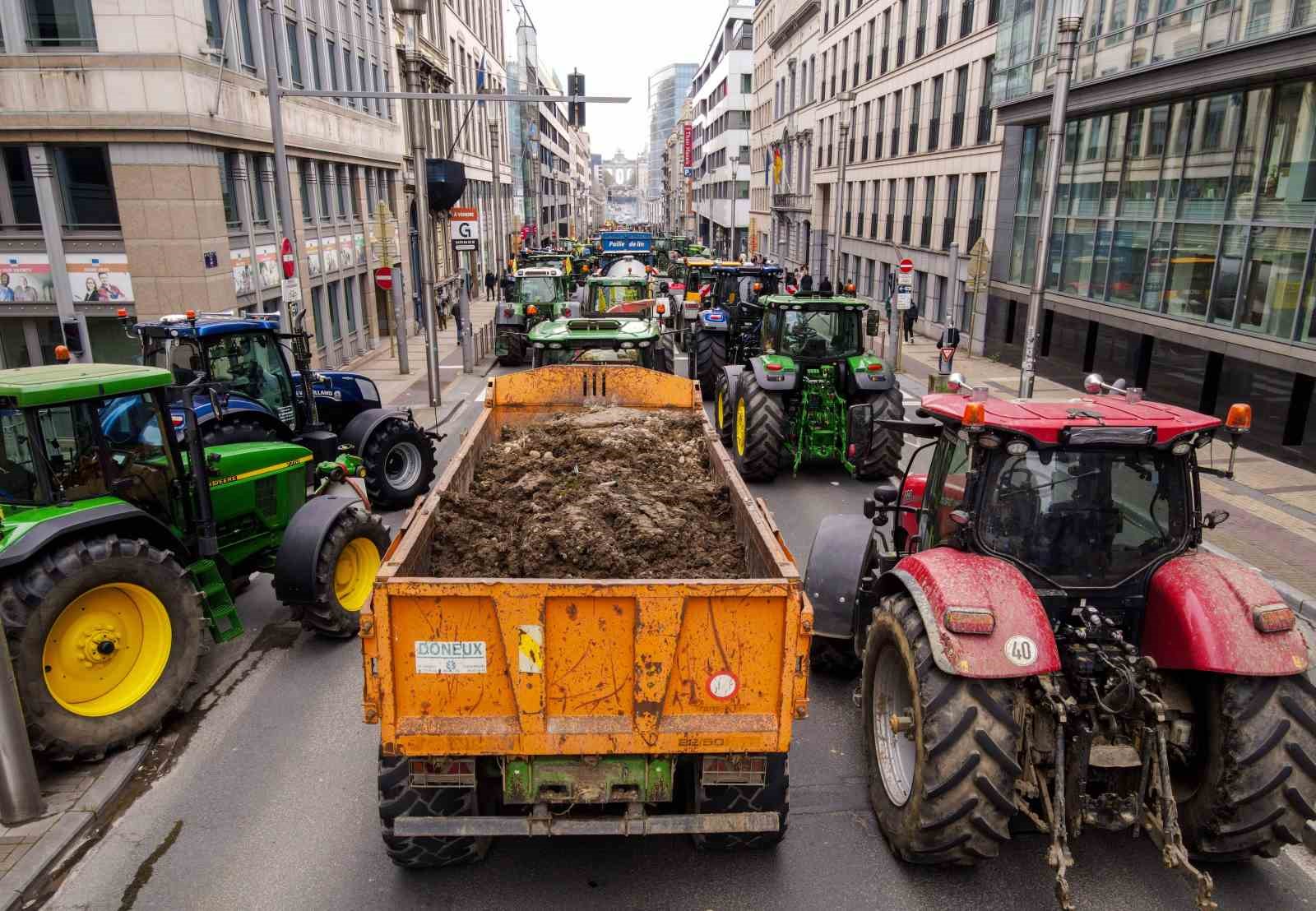 Belçikalı çiftçiler sokakları savaş alanına çevirdi
