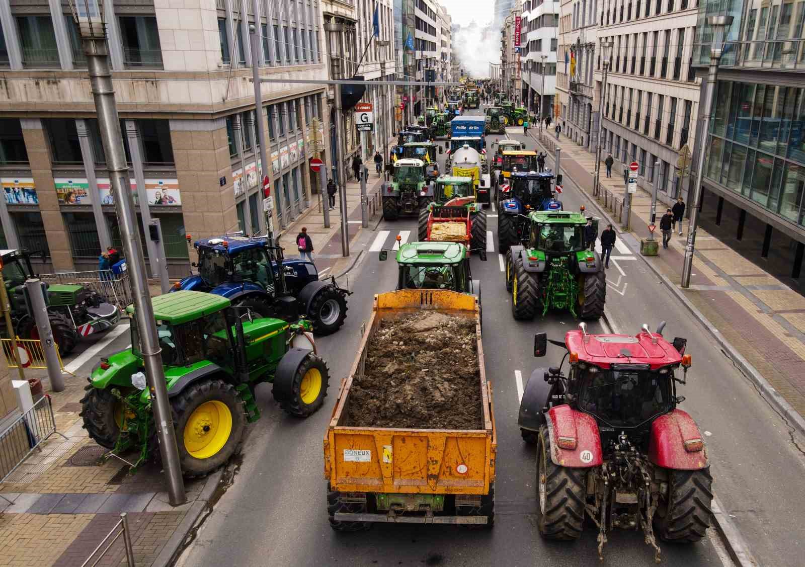 Belçikalı çiftçiler sokakları savaş alanına çevirdi
