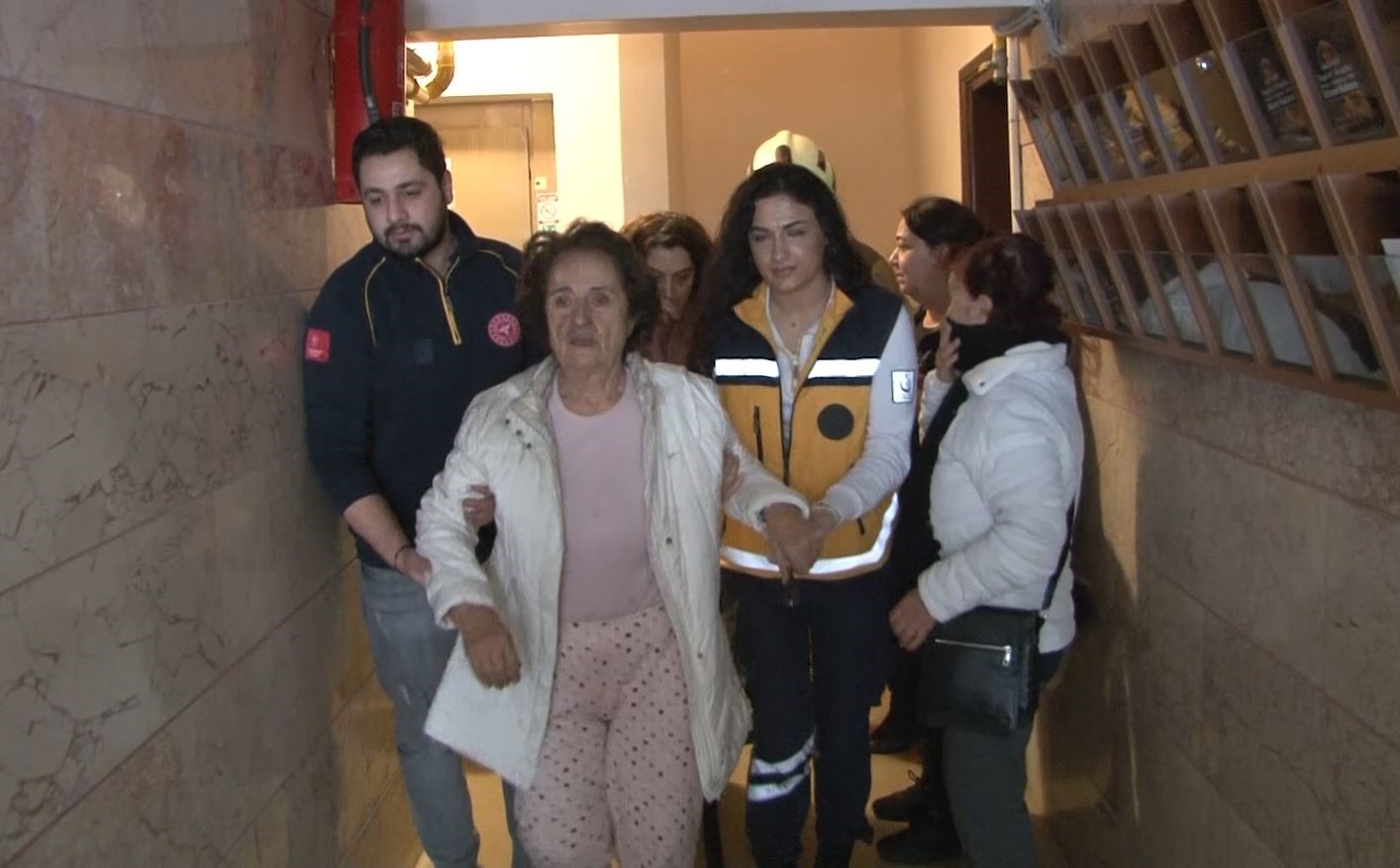Beşiktaş’ta alzaymır hastası kadın yemek pişirmek isteyince yangın çıktı
