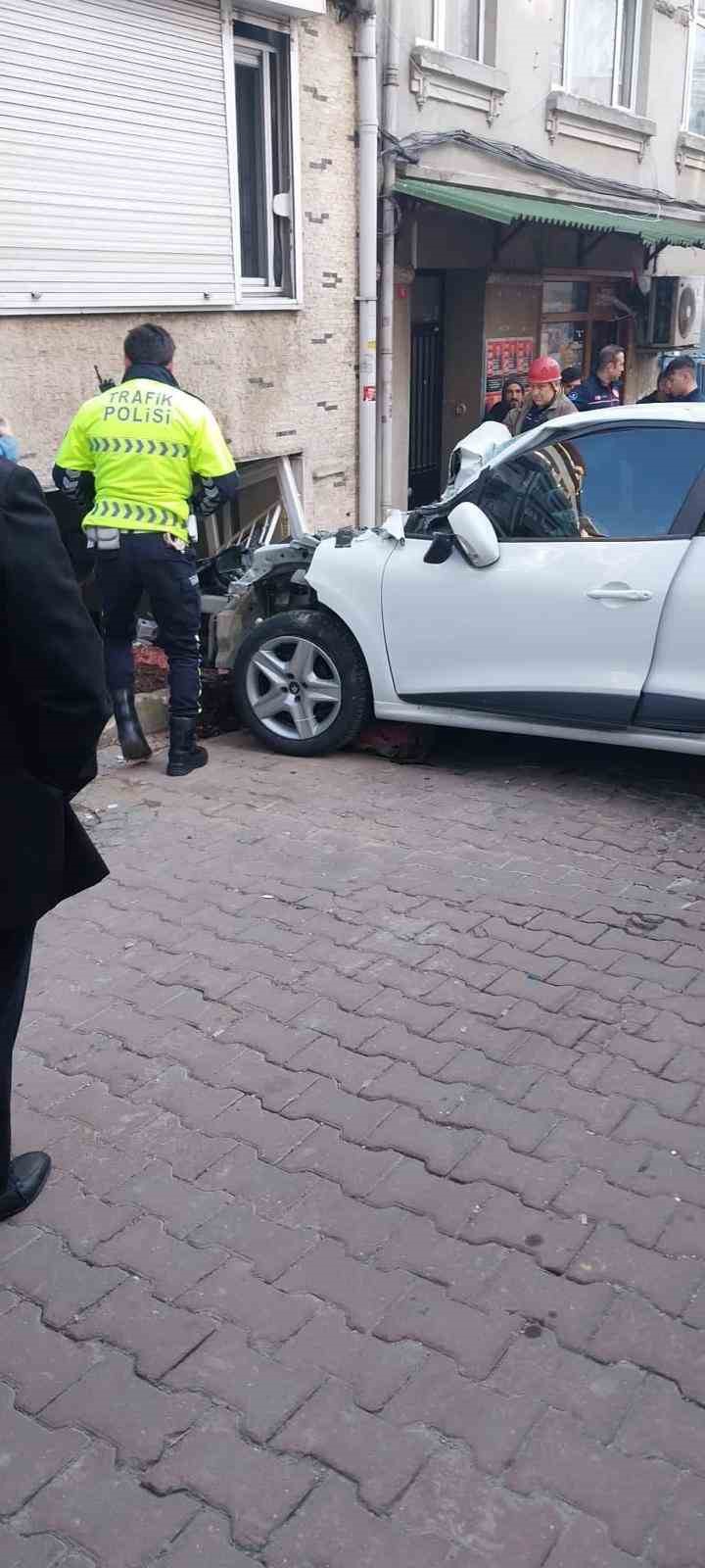 Beşiktaş’ta yokuş aşağı inerken duramayan otomobil eve daldı: 2 yaralı
