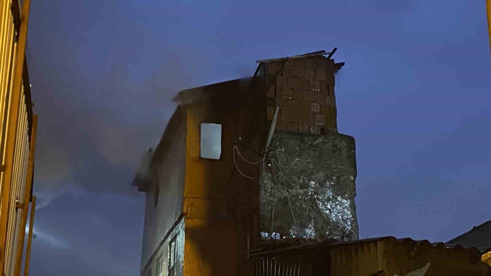 Beyoğlu’nda 3 katlı bina alev alev yandı
