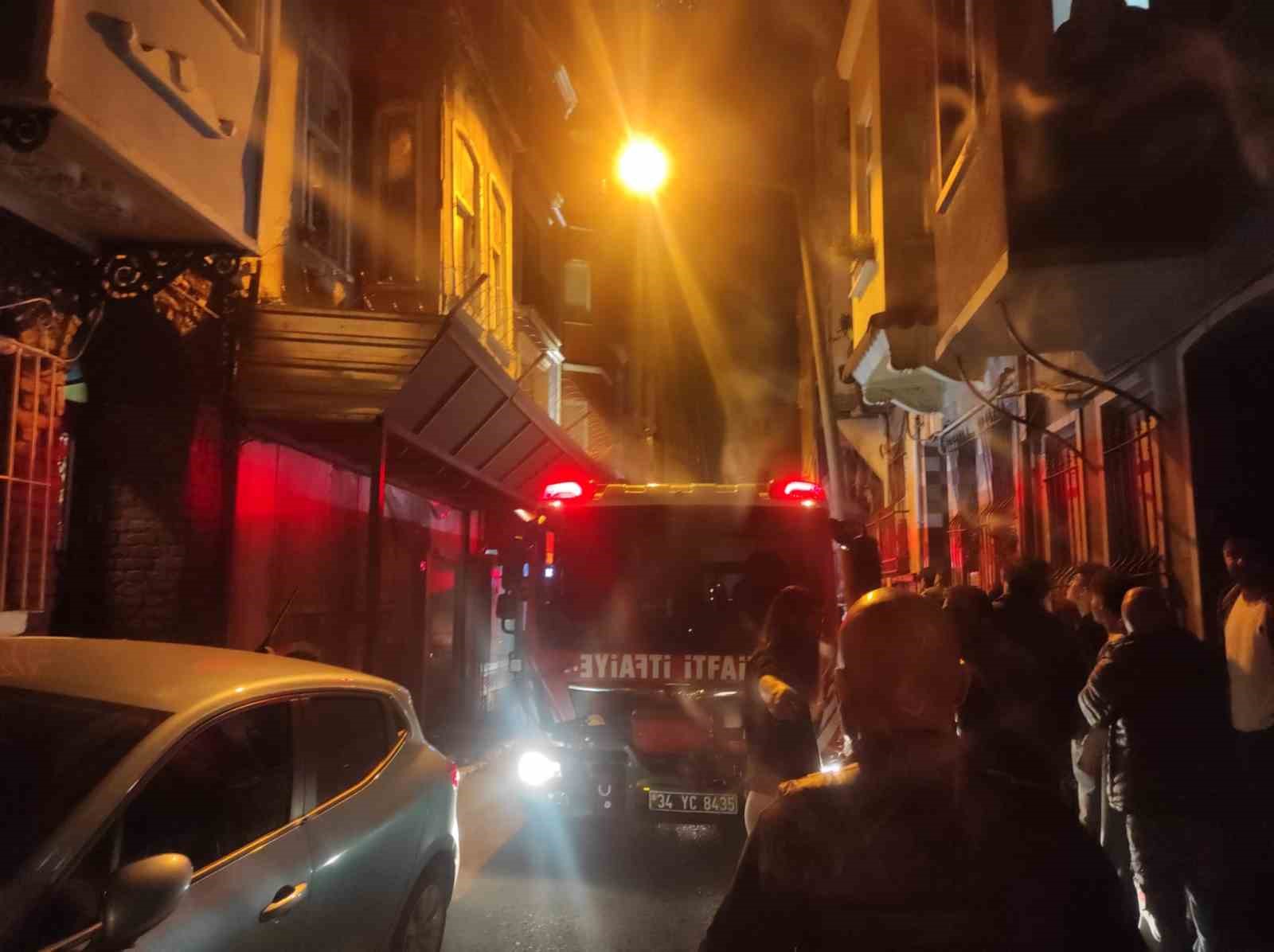 Beyoğlu’nda 4 katlı bina alev alev yandı