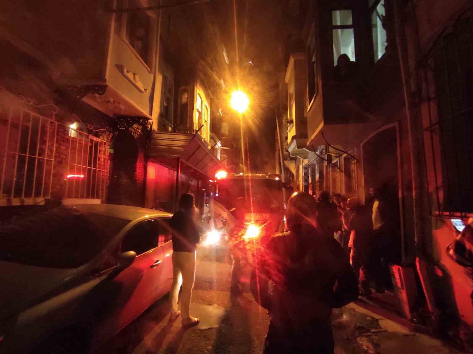 Beyoğlu’nda 4 katlı bina alev alev yandı
