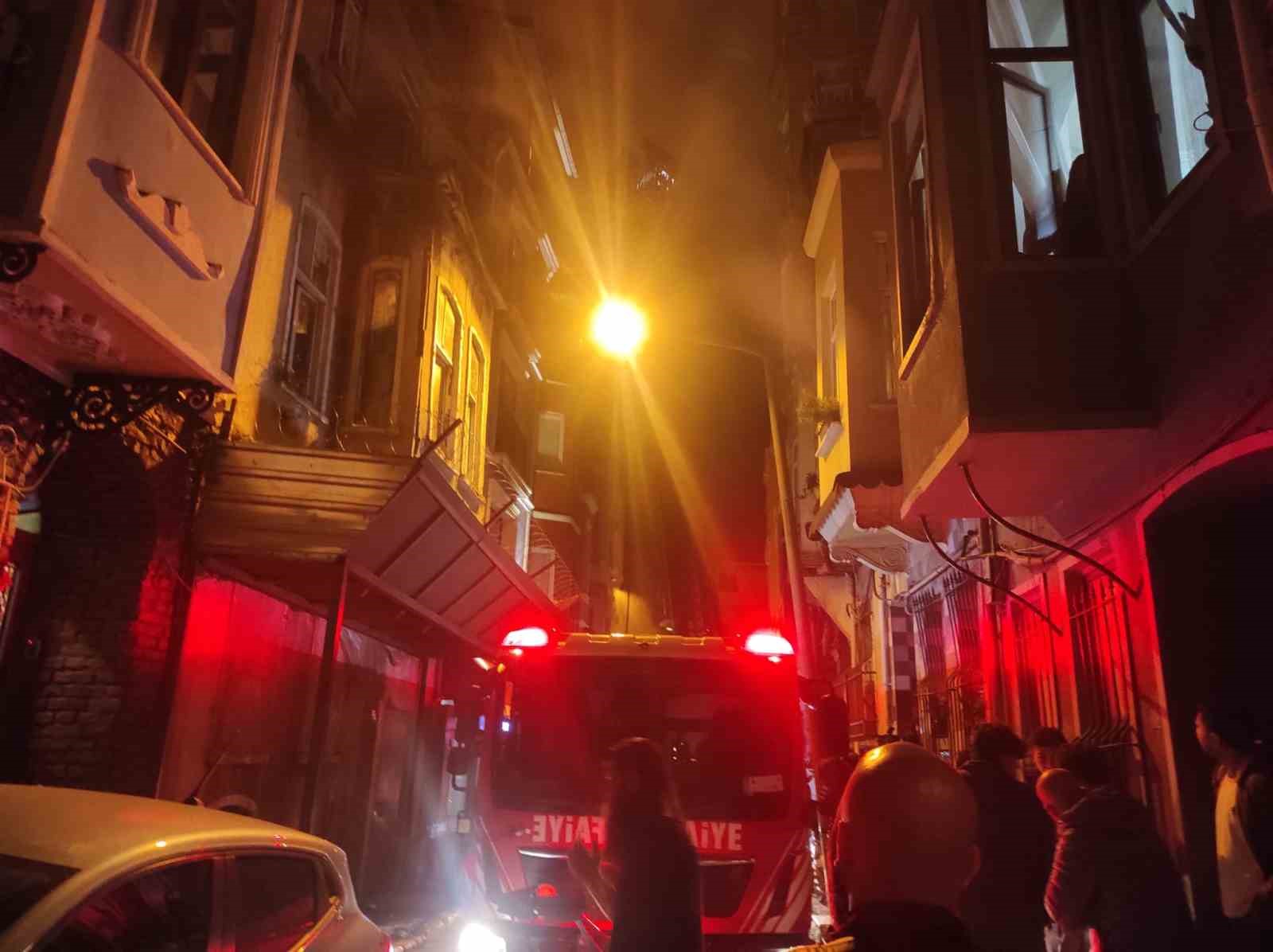 Beyoğlu’nda 4 katlı bina alev alev yandı
