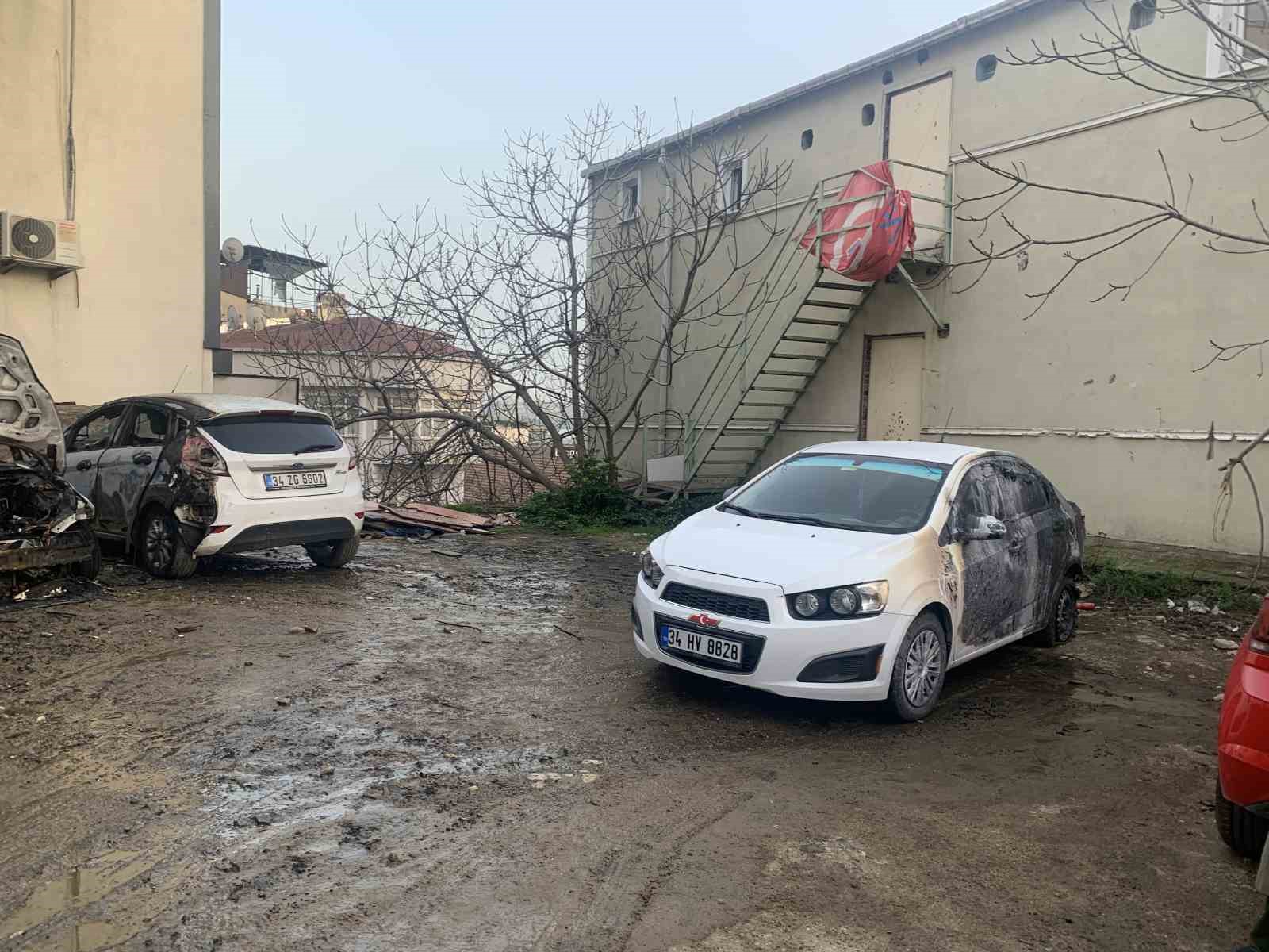 Beyoğlu’nda park halindeki 4 araç alev alev yandı

