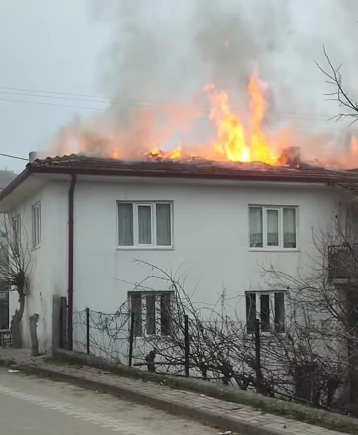 Bilecik’te 2 katlı müstakil evin çatısında yangın
