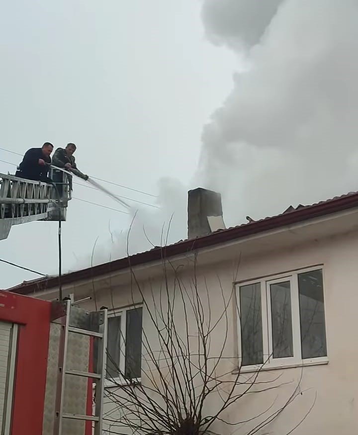 Bilecik’te 2 katlı müstakil evin çatısında yangın
