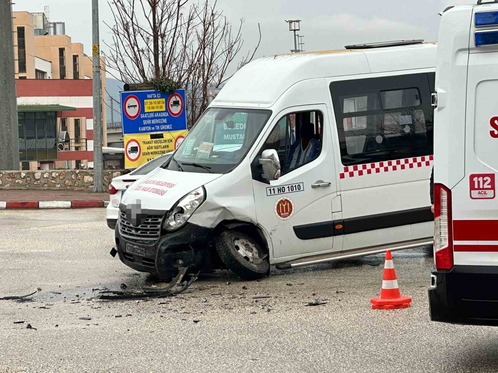 Bilecik’te yolcu minibüsü ile otomobil çarpıştı, 4 kişi yaralandı
