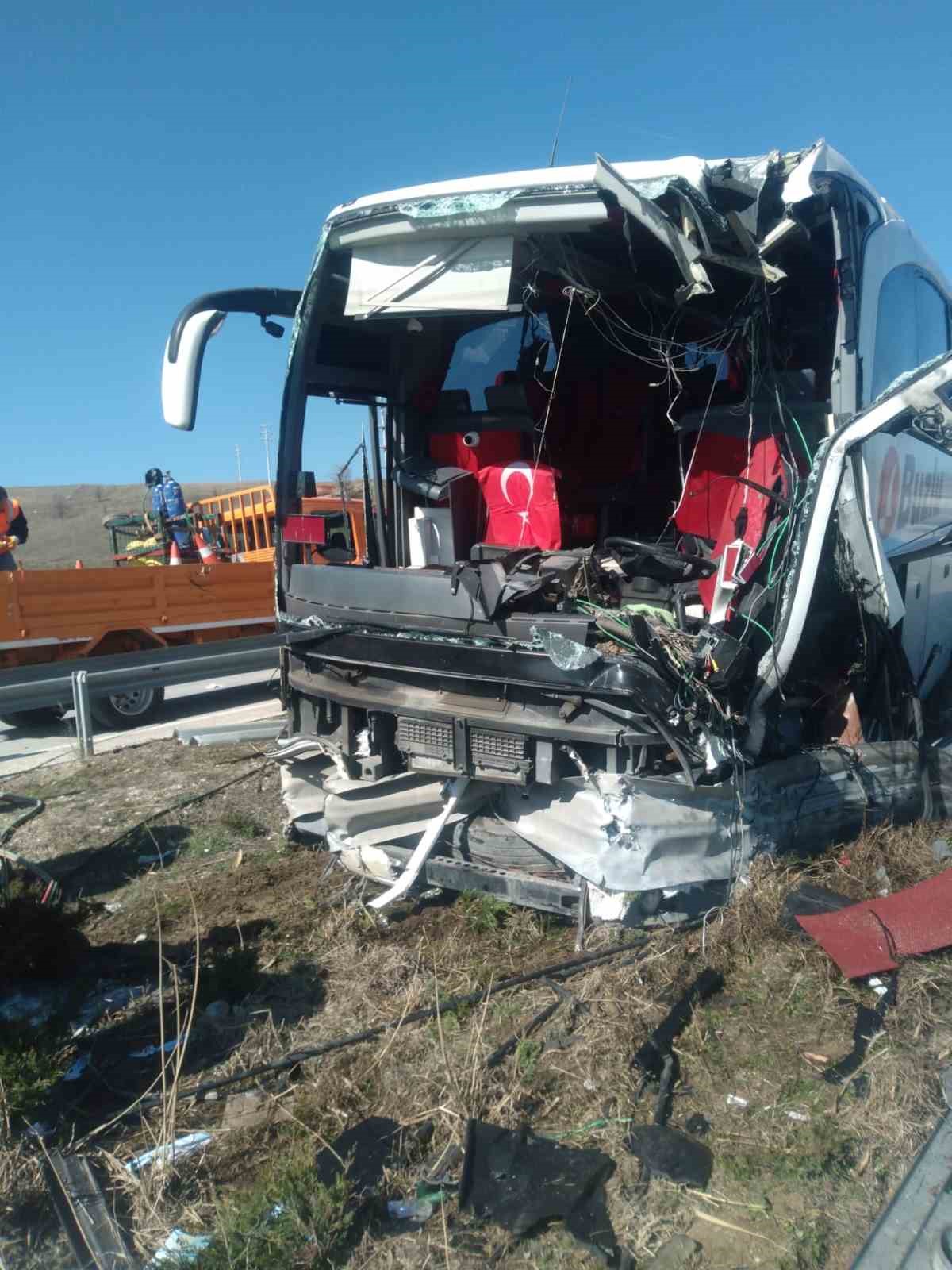 Bilecik’te yolcu otobüsü bariyerlere çarptı: 14 kişi yaralandı
