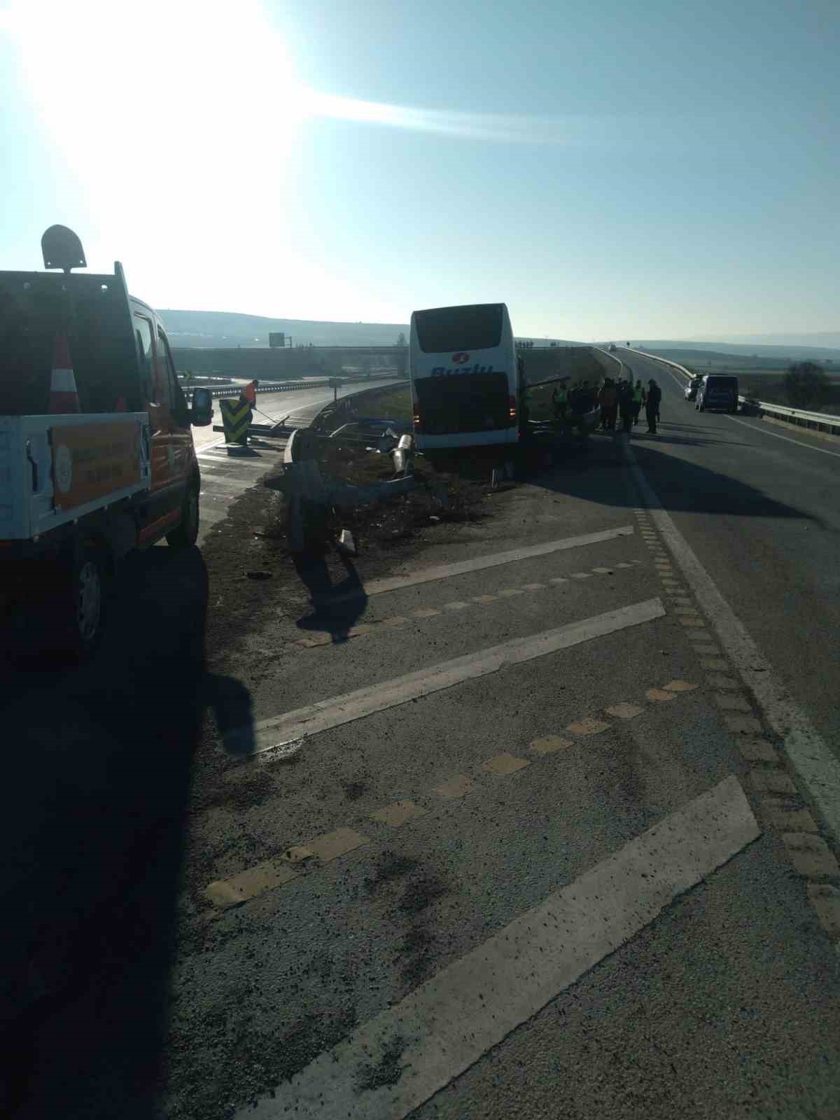 Bilecik’te yolcu otobüsü bariyerlere çarptı: 14 kişi yaralandı
