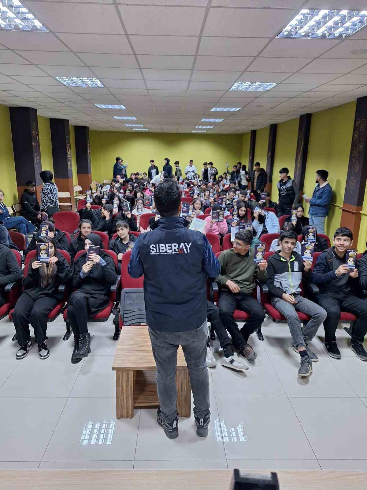 Bingöl’de lise öğrencilerine siber suçlarla mücadele eğitimi verildi
