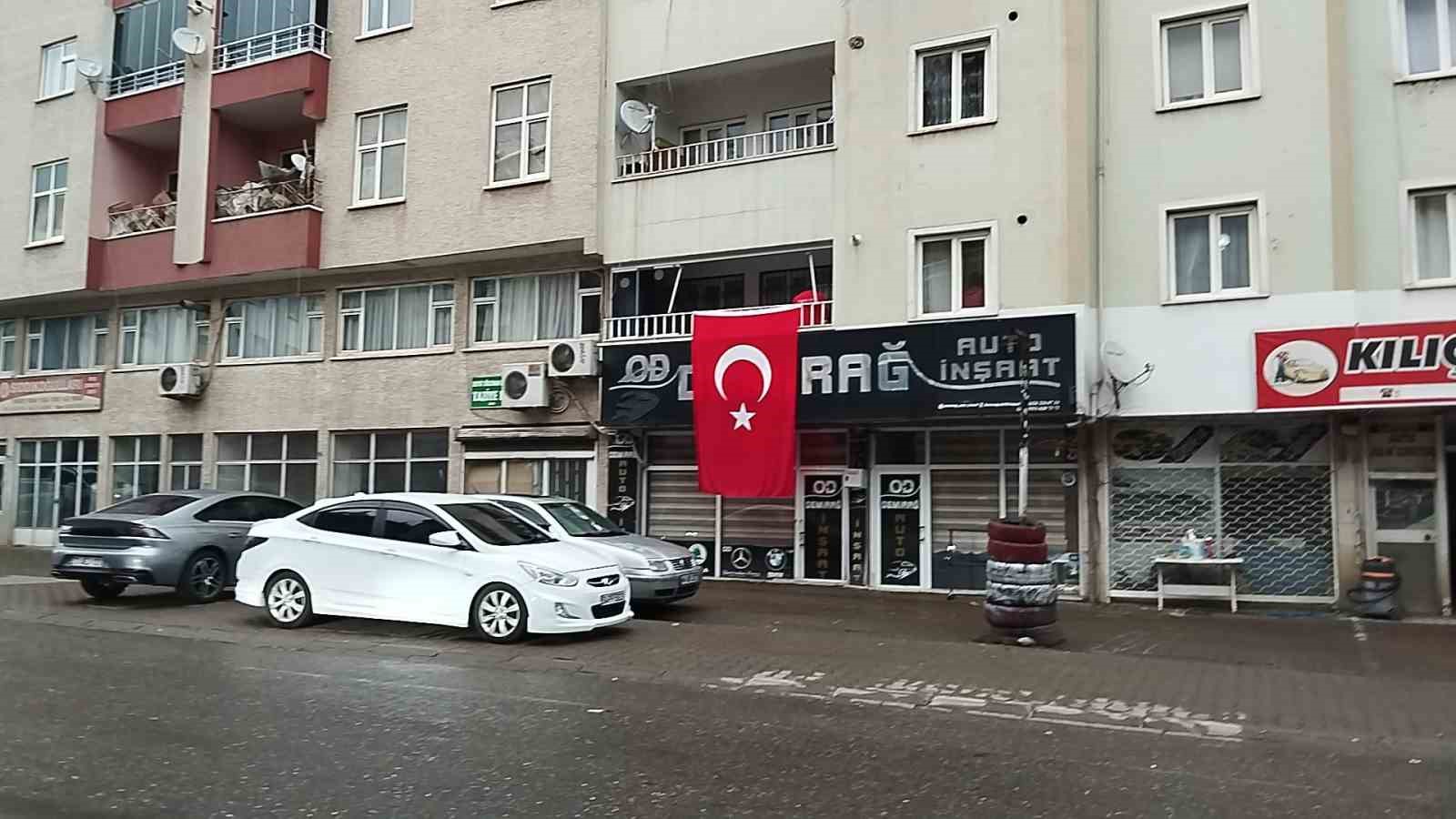 Bingöllü şehidin dede evine Türk bayrağı asıldı
