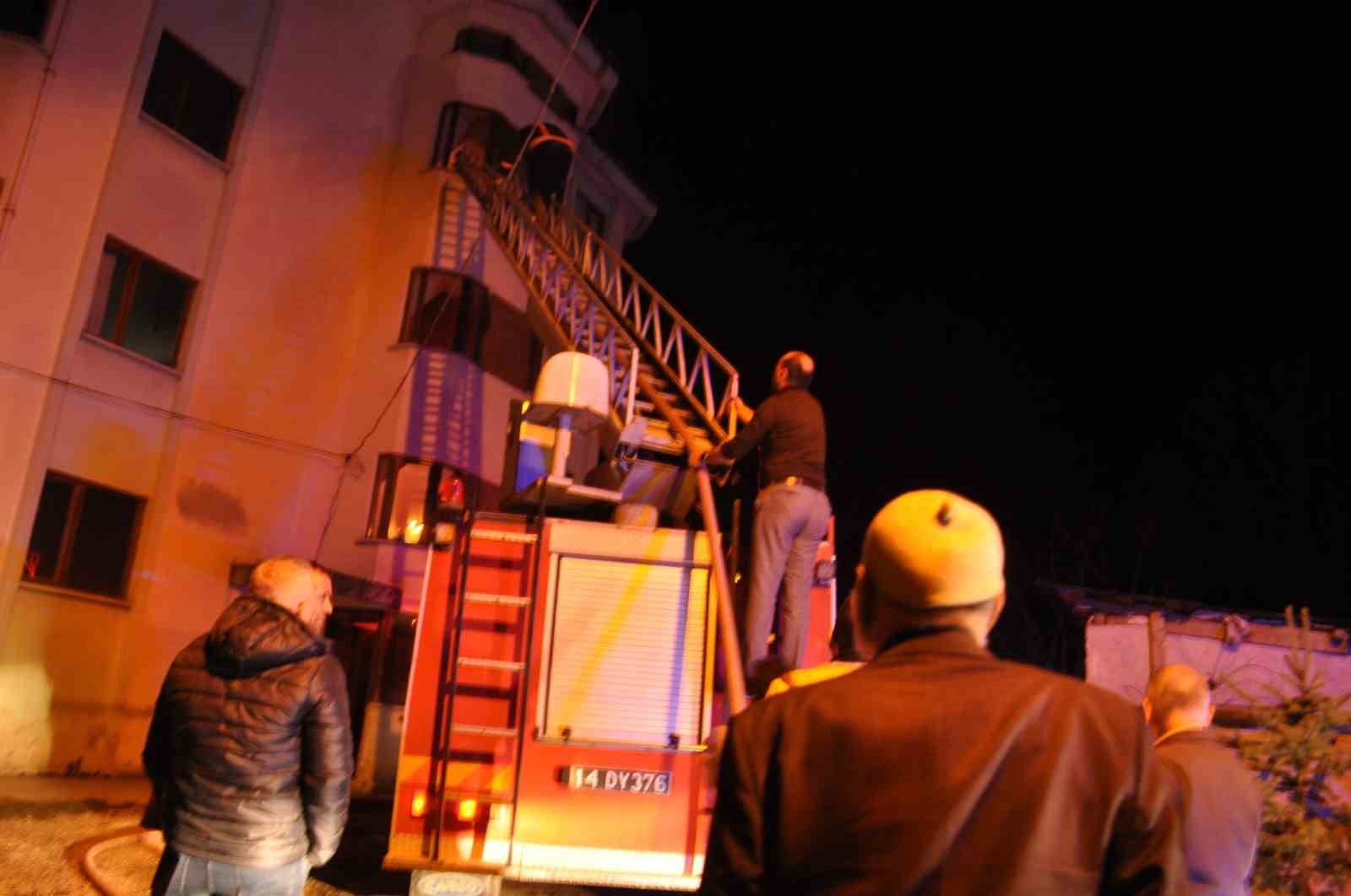 Bolu’da 4 katlı apartmanda yangın paniği
