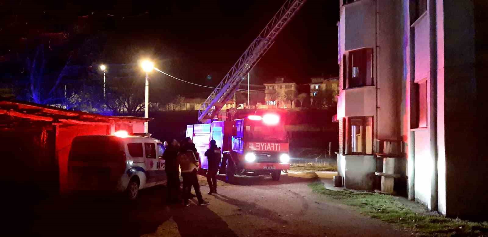 Bolu’da 4 katlı apartmanda yangın paniği
