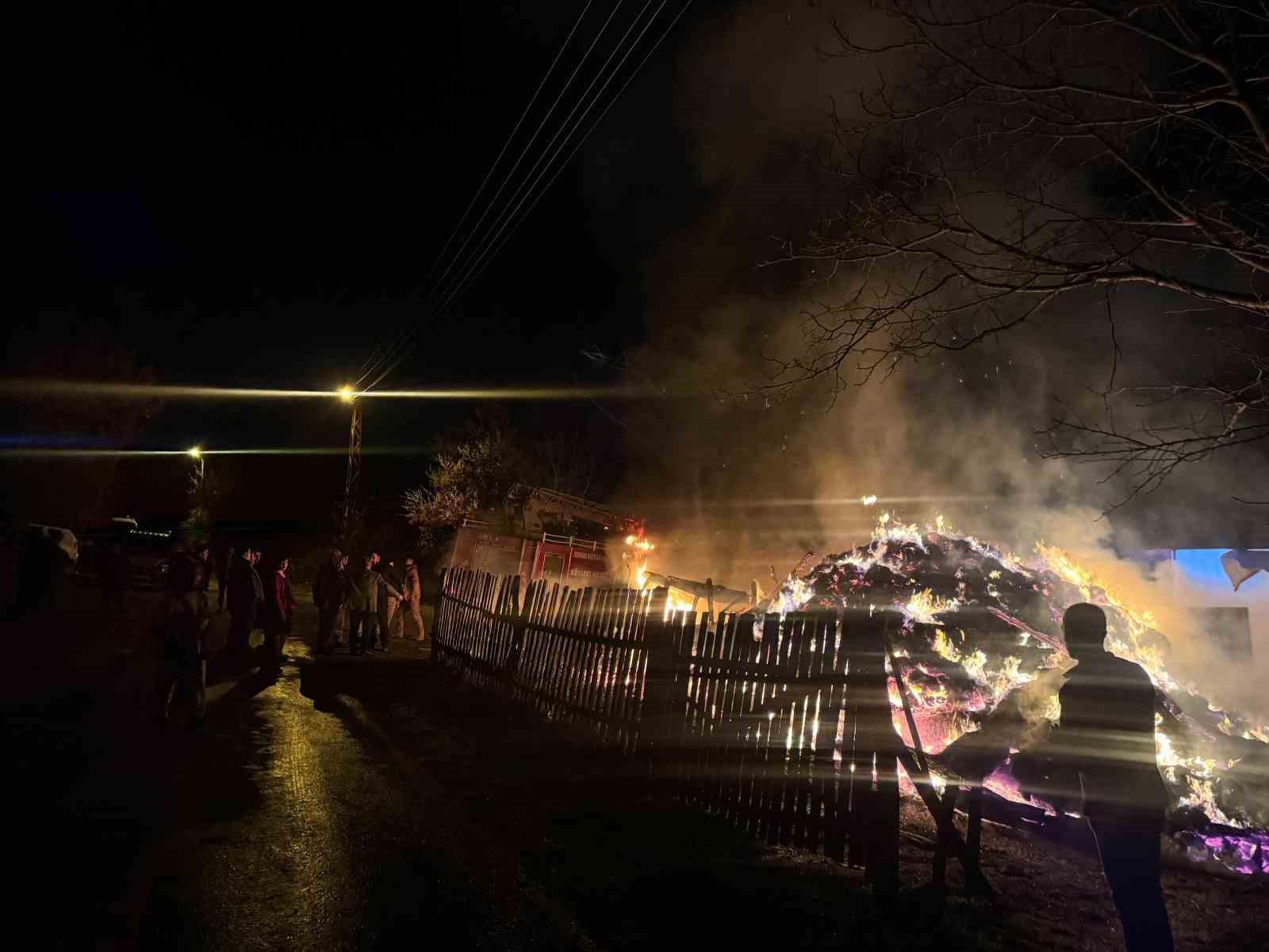 Bolu’da samanlık ve traktör alev alev yandı
