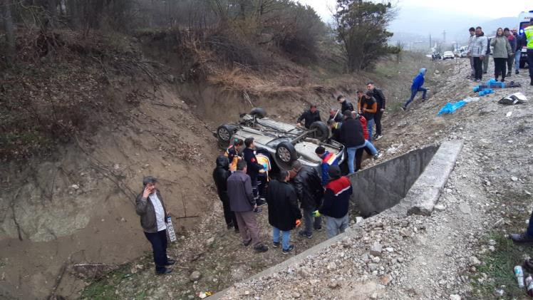 Bolu’da şarampole uçan otomobil ters döndü: 2’si ağır 3 yaralı