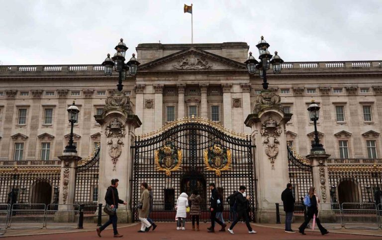 Buckingham Sarayı’nın kapısına araçla çarpan şahıs gözaltına alındı