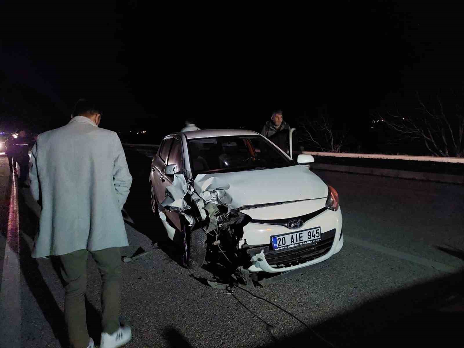 Burdur’da iki otomobil çarpıştı: 3 yaralı
