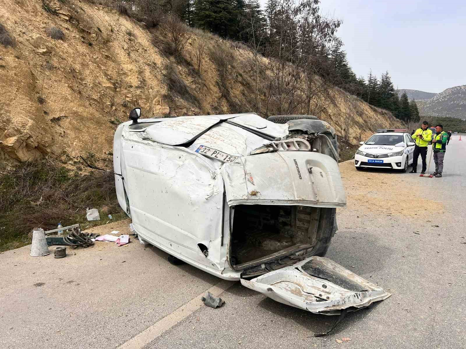 Burdur’da kontrolden çıkan ticari araç takla attı: 1 kişi yaralandı

