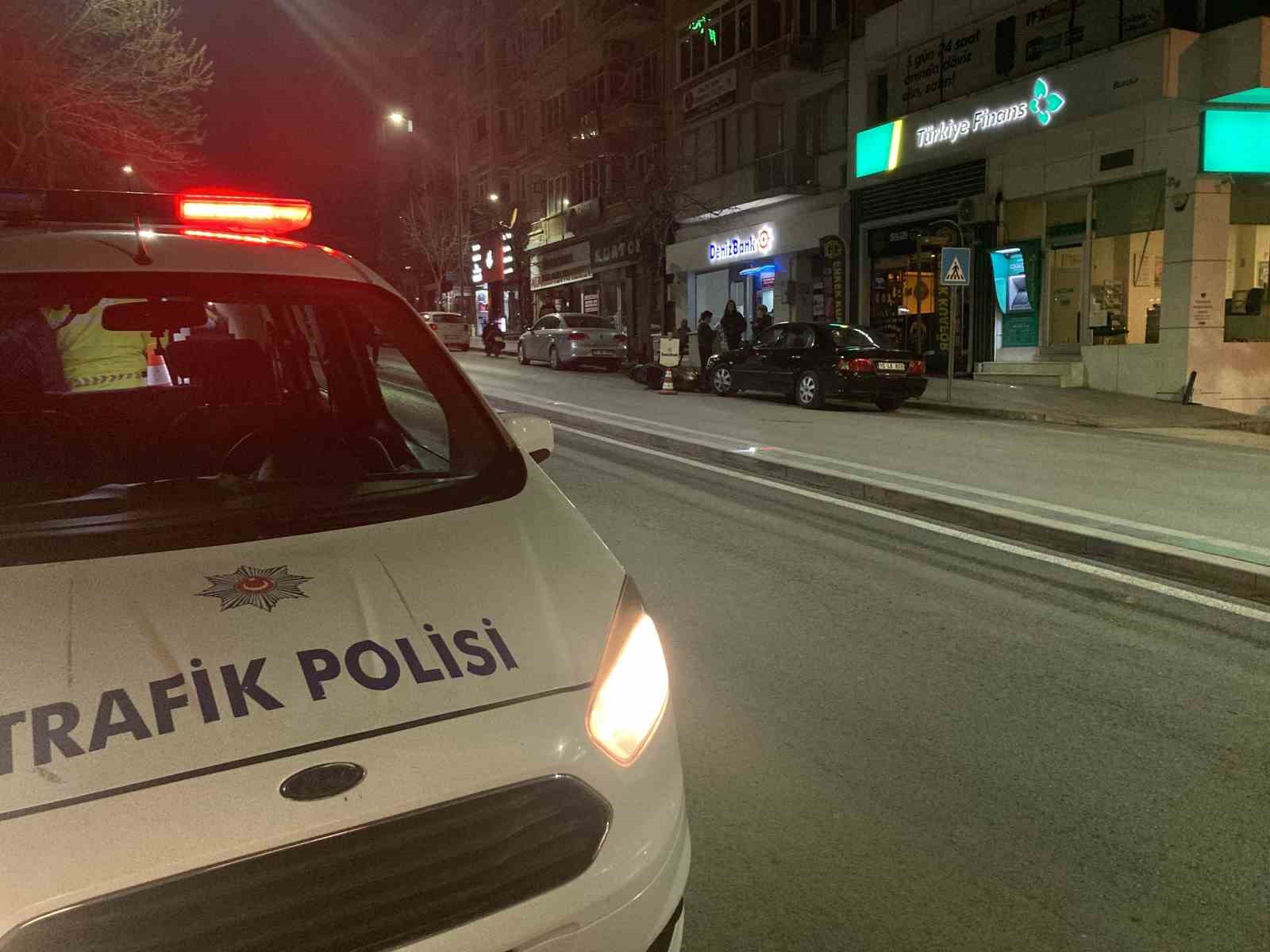 Burdur’da otomobile çarpıp sürüklenen motosikletli genç ağır yaralandı
