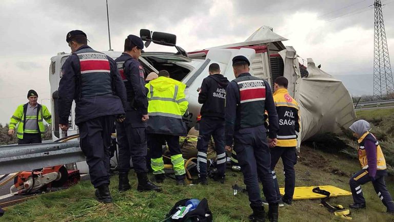 Bursa’da devrilen tırın sürücüsü yaralandı