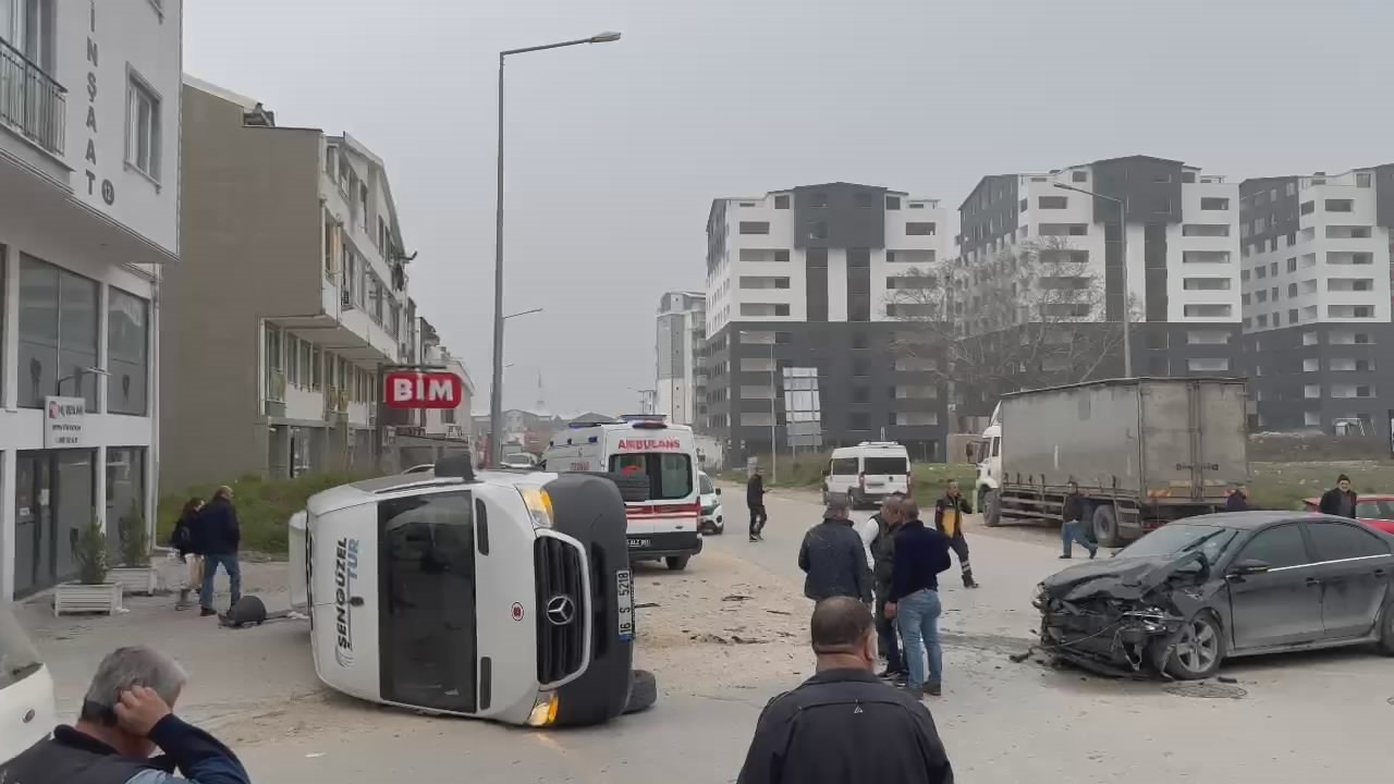 Bursa’da kontrolden çıkan servis minibüsü yan yattı : Sürücü yaralandı
