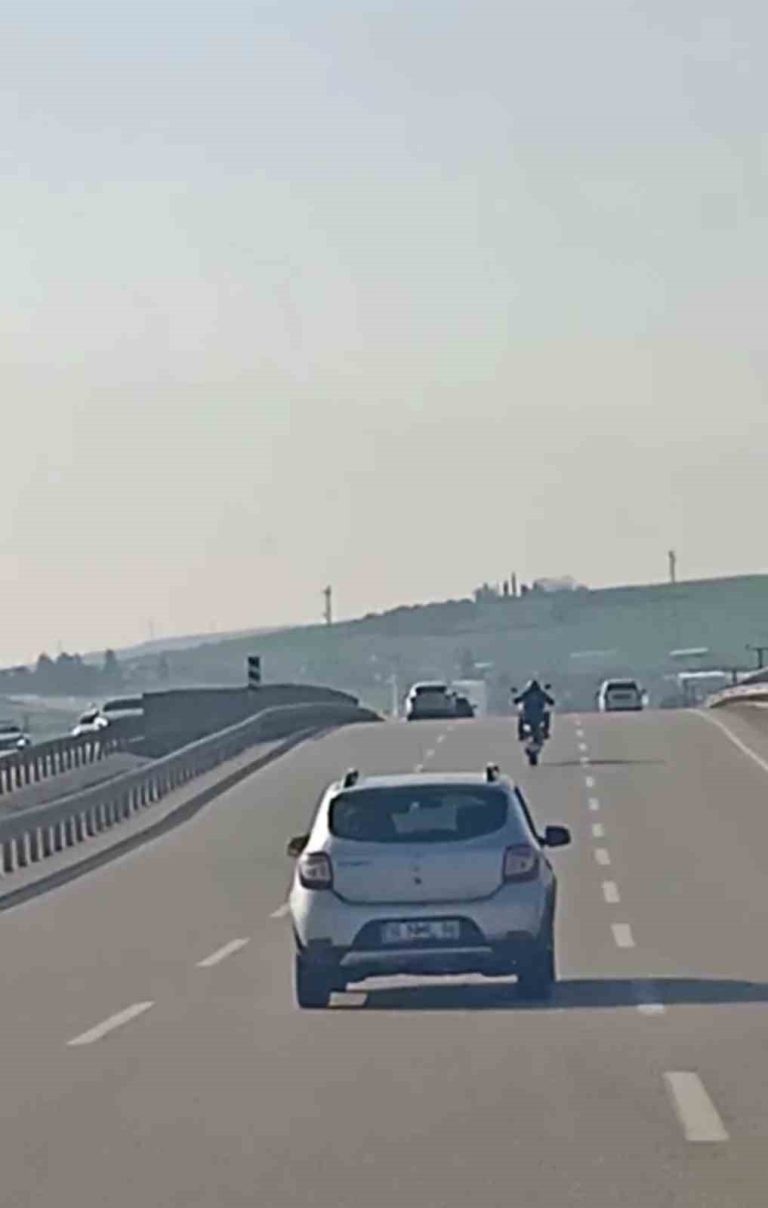 Bursa’da motosiklet sürücüsünün tehlikeli hareketleri kamerada