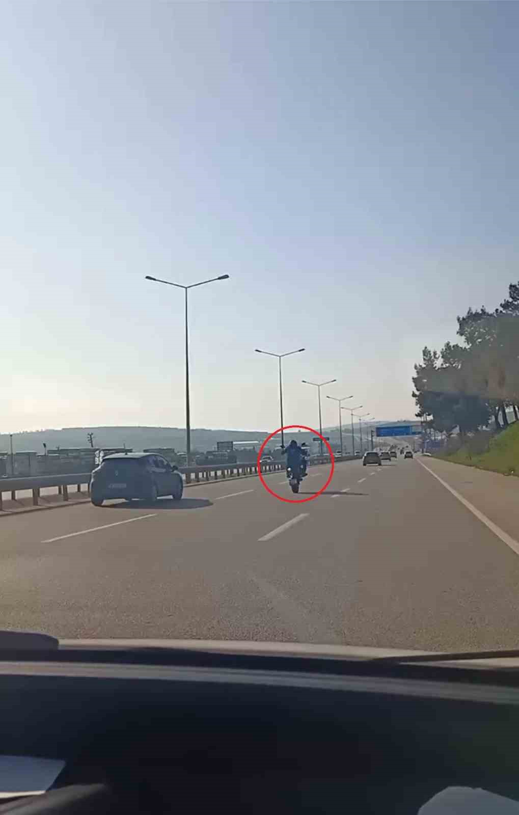 Bursa’da motosiklet sürücüsünün tehlikeli hareketleri kamerada
