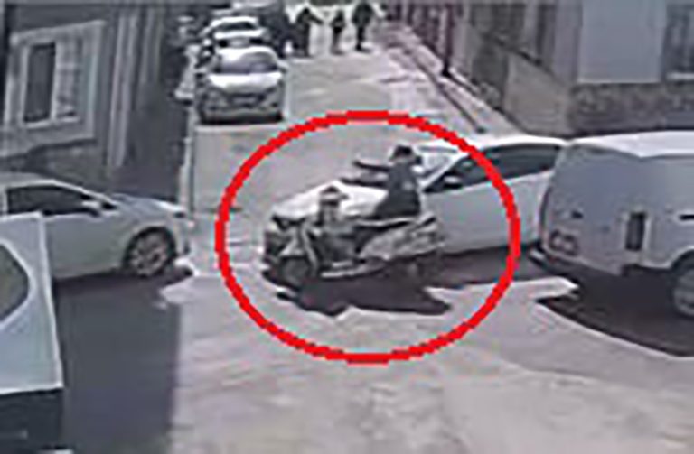 Bursa’da otomobil ile motosikletin çarpıştığı kaza kamerada