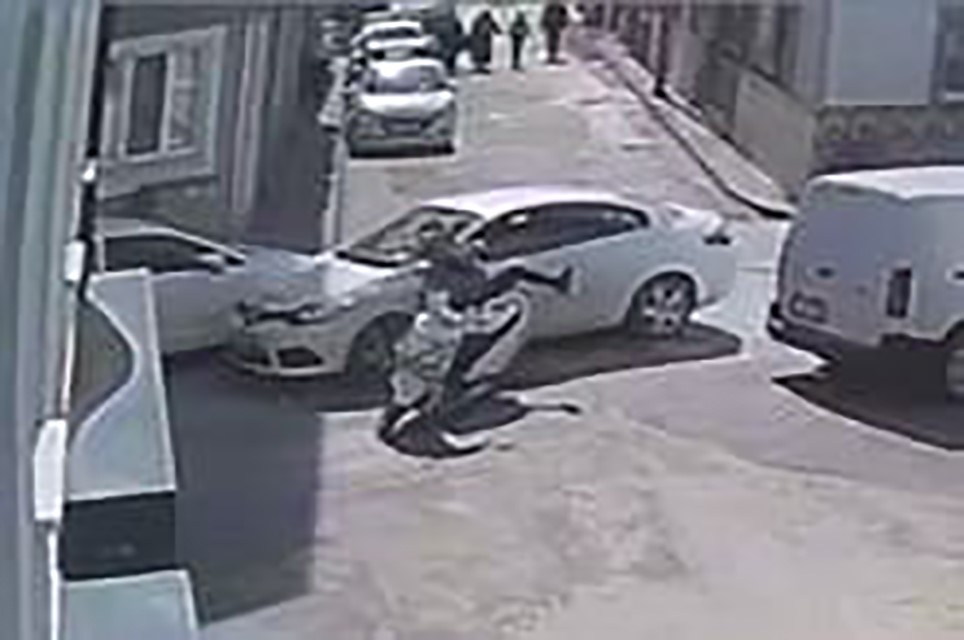 Bursa’da otomobil ile motosikletin çarpıştığı kaza kamerada
