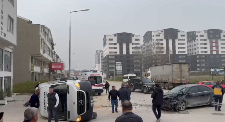 Bursa’da servis minibüsü ile otomobil çarpıştı: İşçilerin olmaması faciayı önledi
