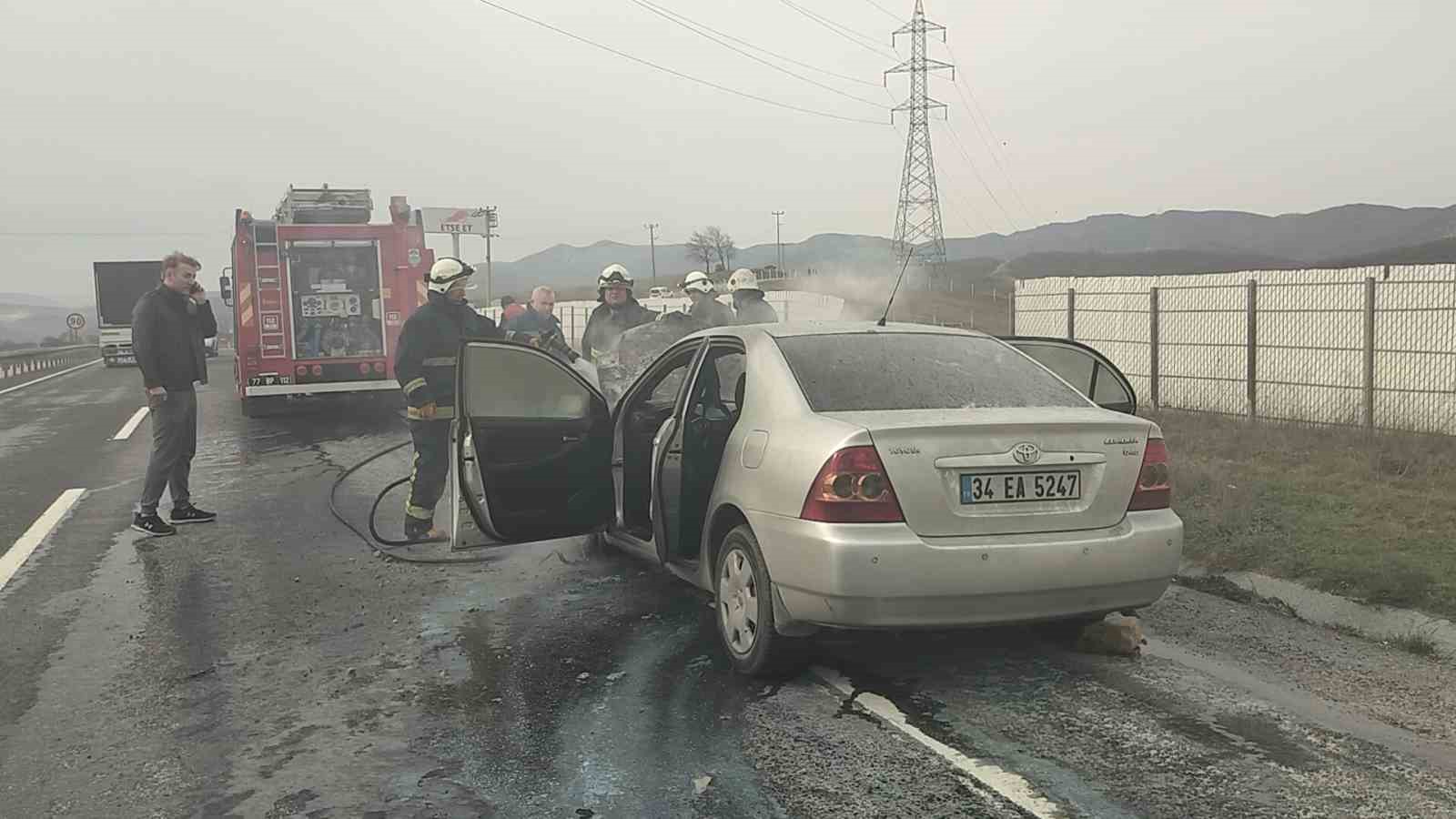 Bursa’da seyir halindeki otomobil alev aldı
