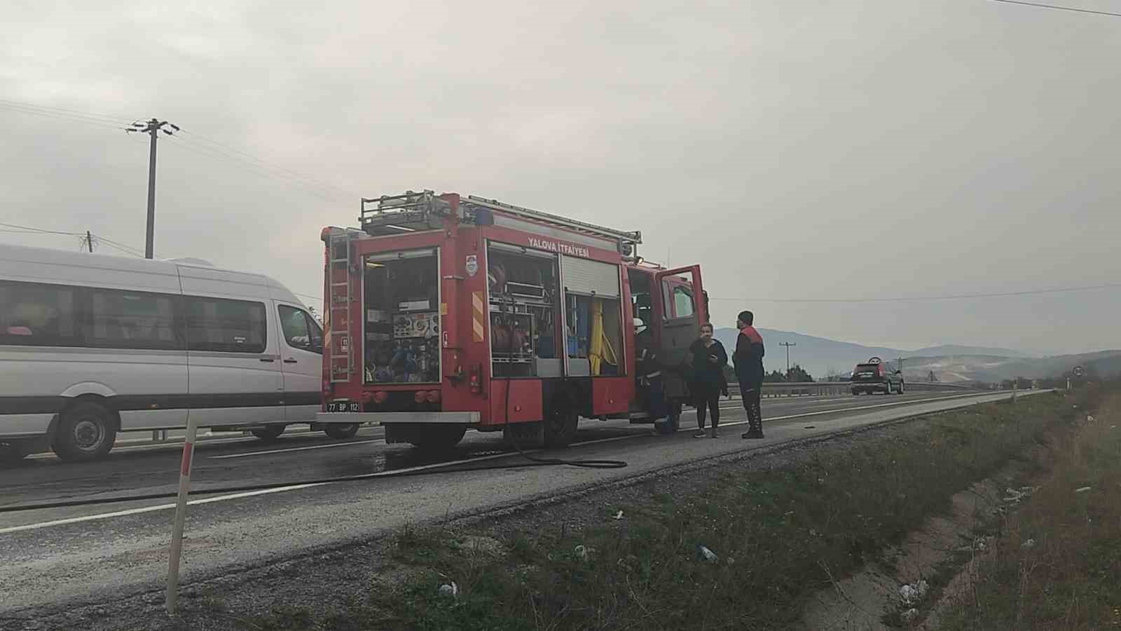 Bursa’da seyir halindeki otomobil alev aldı

