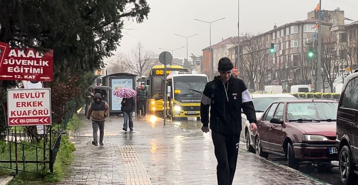 Bursa’da şiddetli yağmur hayatı olumsuz etkiledi
