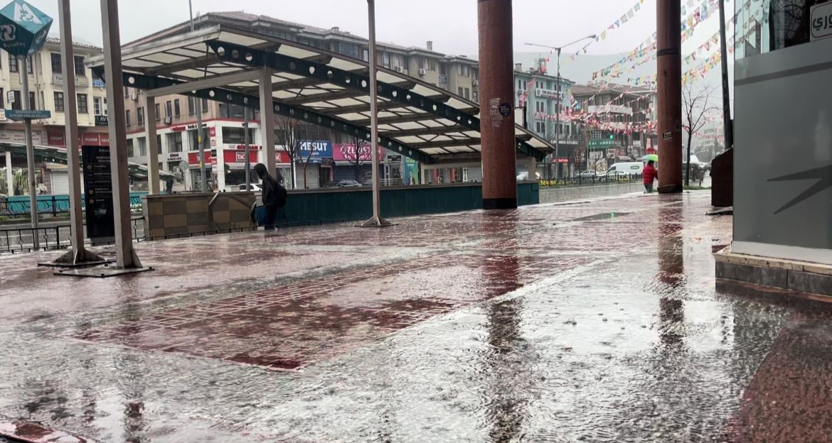 Bursa’da şiddetli yağmur hayatı olumsuz etkiledi
