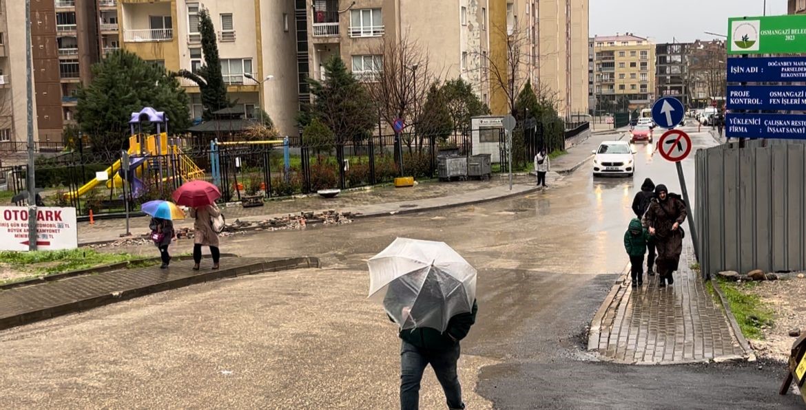 Bursa’da şiddetli yağmur hayatı olumsuz etkiledi
