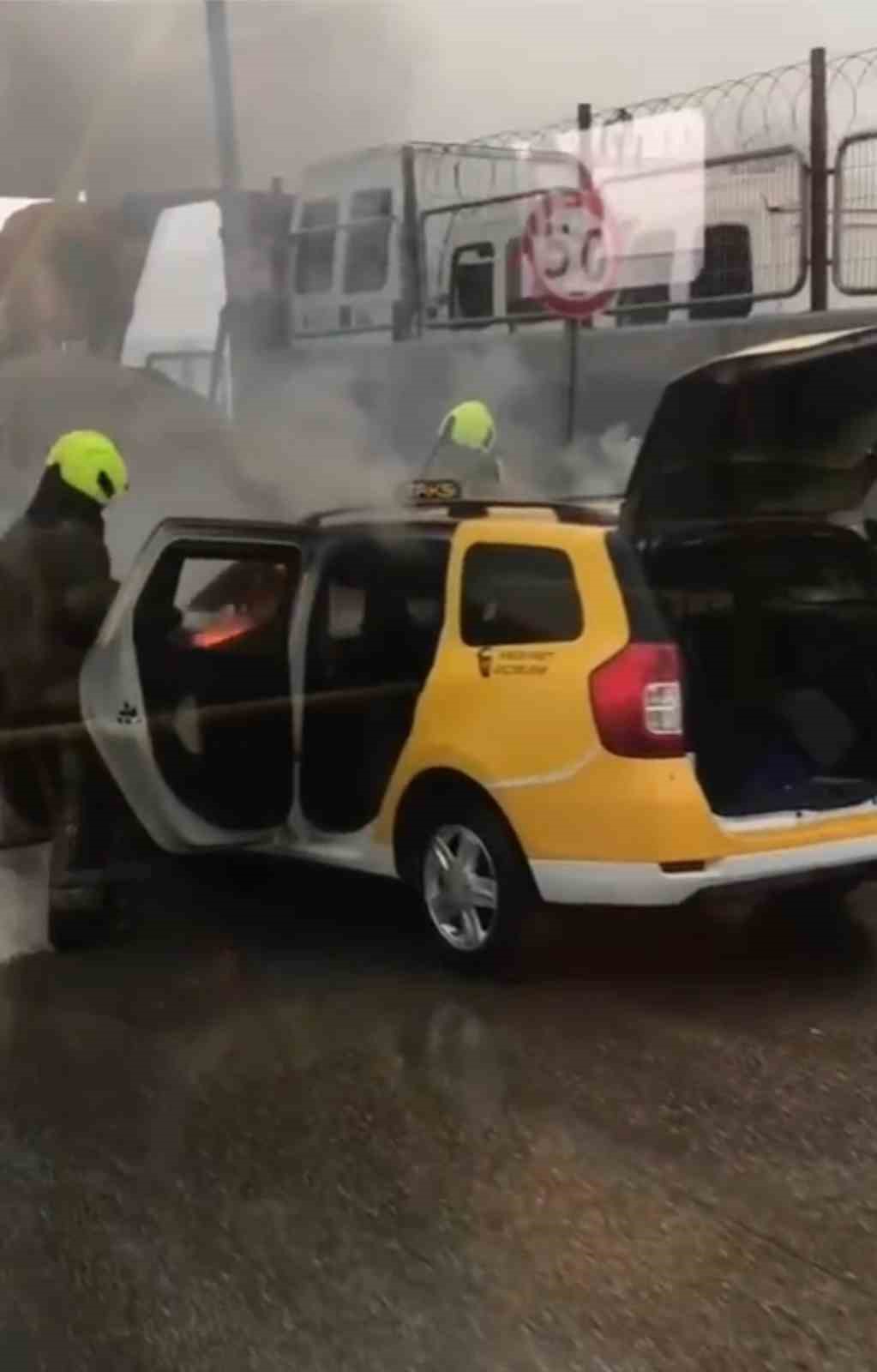 Bursa’da ticari taksi alev alev yandı

