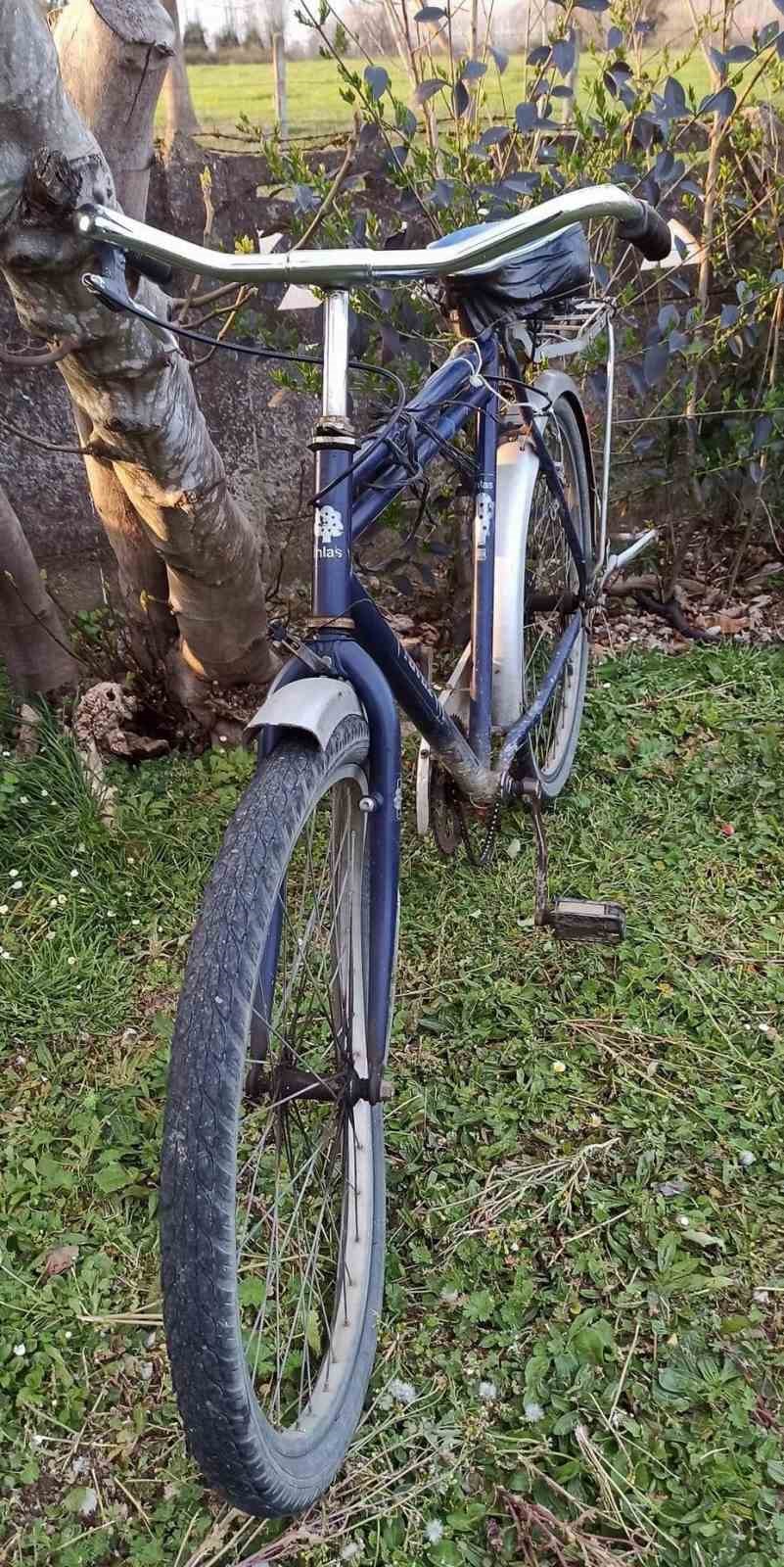Camiden evine giderken dengesini kaybeden bisikletli otomobile çarptı
