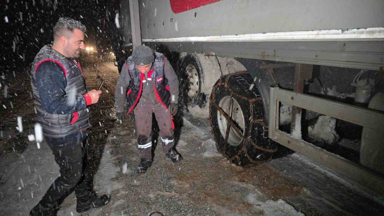 Çamlıbel Geçidi’nde kar yağışı etkili oldu, sürücüler zor anlar yaşadı