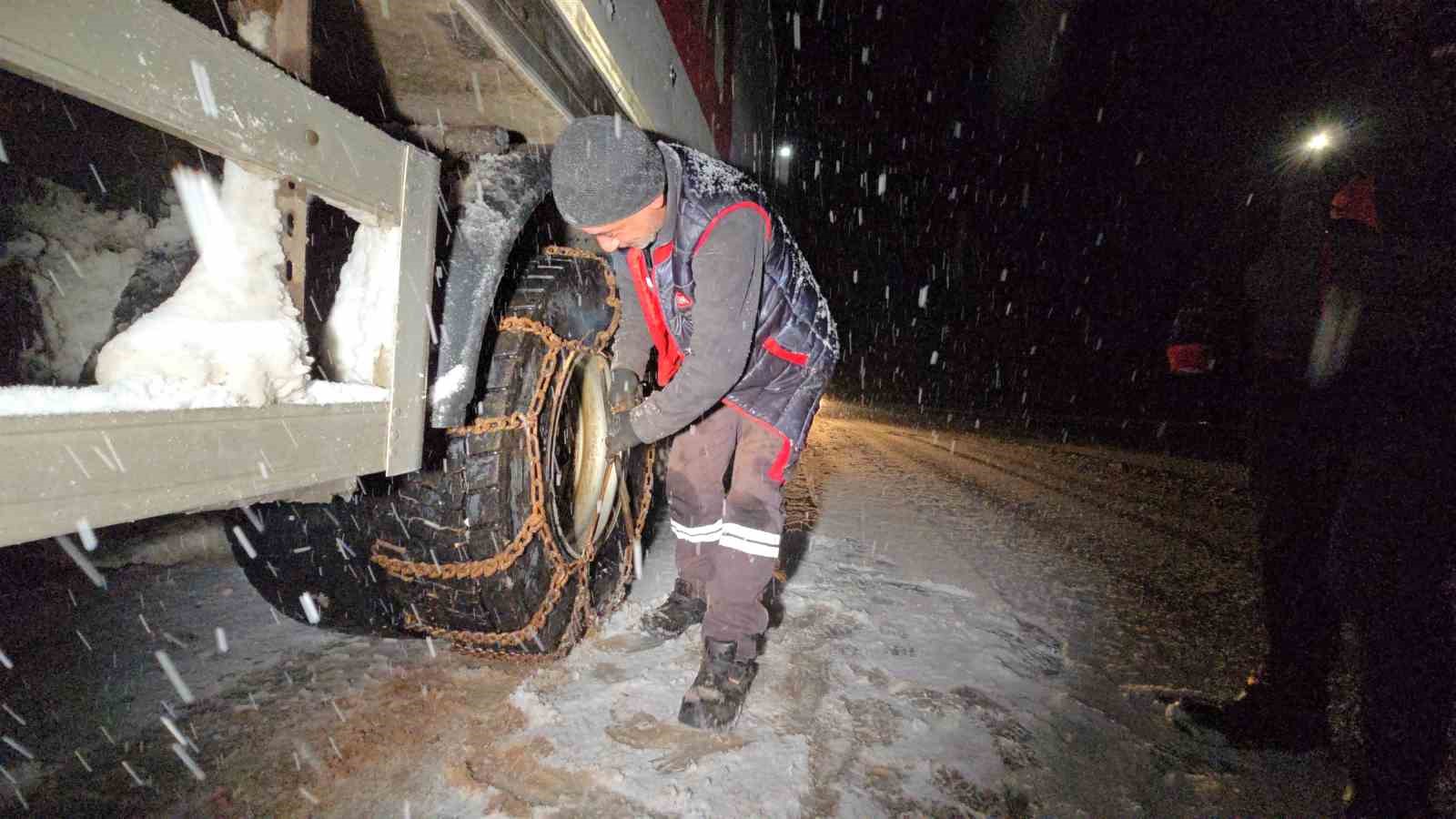 Çamlıbel Geçidi’nde kar yağışı etkili oldu, sürücüler zor anlar yaşadı
