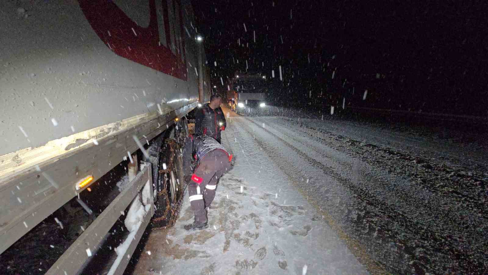 Çamlıbel Geçidi’nde kar yağışı etkili oldu, sürücüler zor anlar yaşadı
