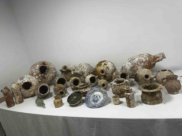 Çanakkale’de bir evde çok sayıda tarihi eser ve uyuşturucu ele geçirildi
