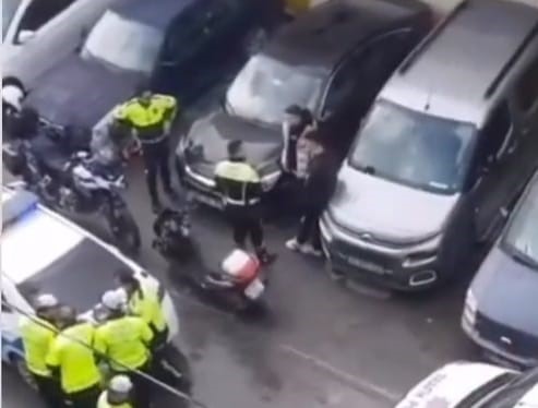 Çevirme yapan trafik polisine motosikletle çarpıp, kaçtı
