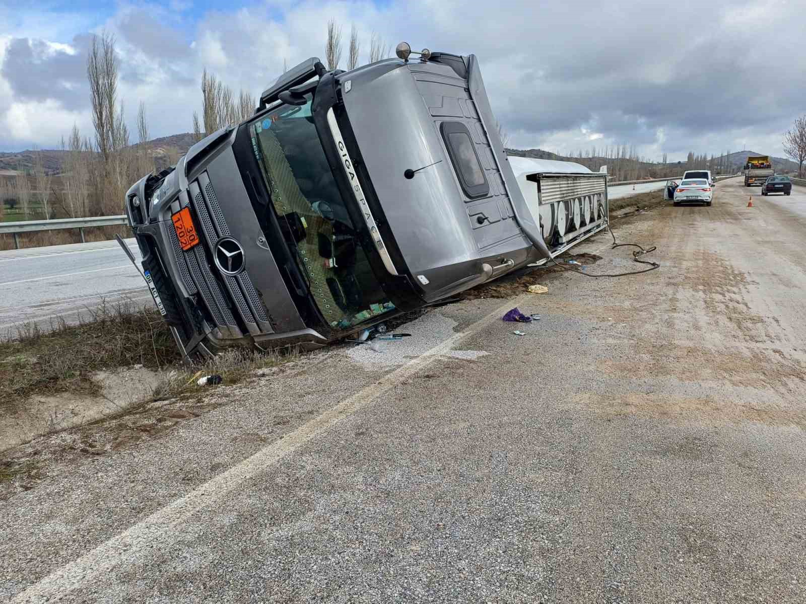 Çorum’da akaryakıt yüklü tanker devrildi