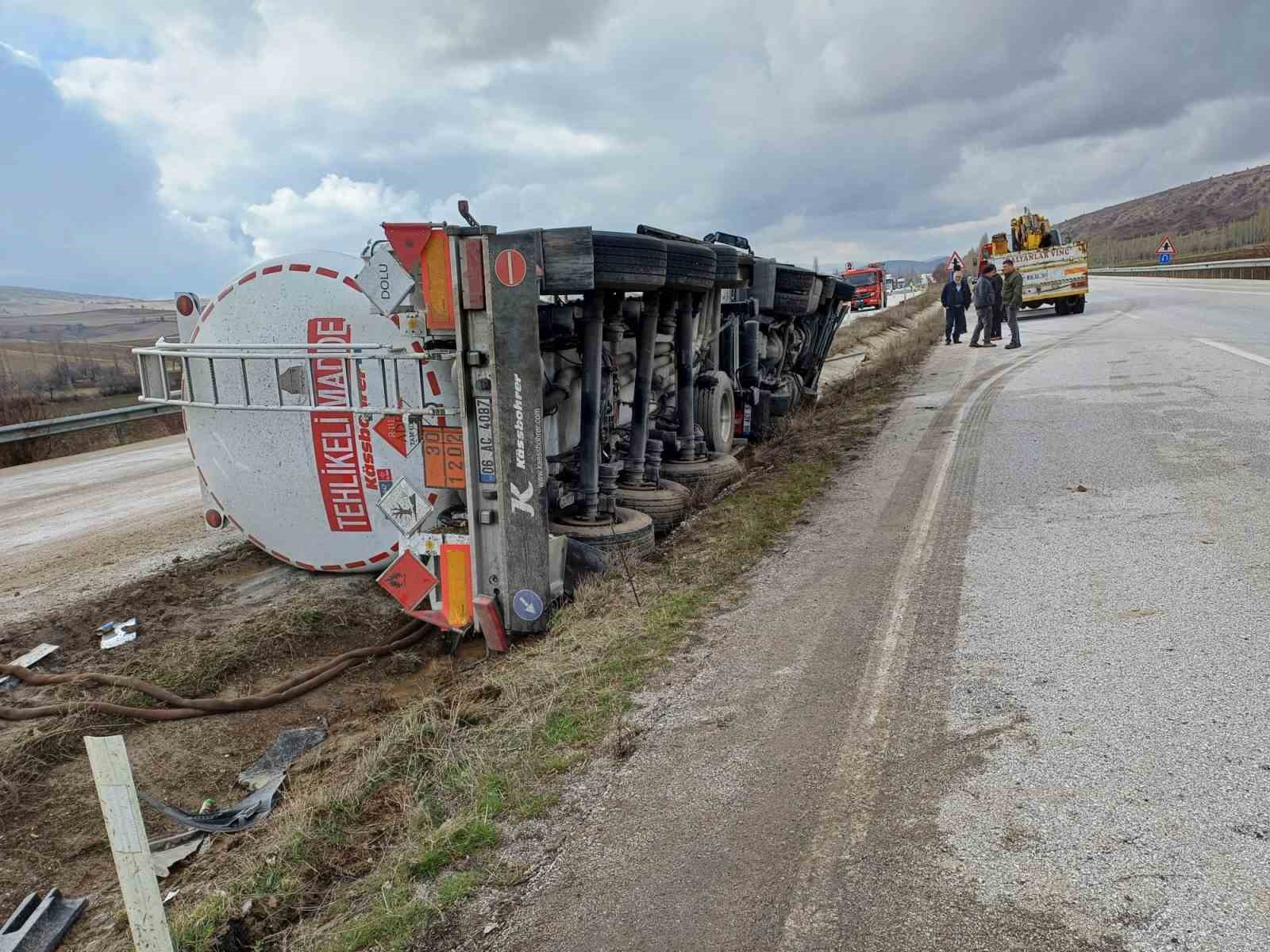 Çorum’da akaryakıt yüklü tanker devrildi
