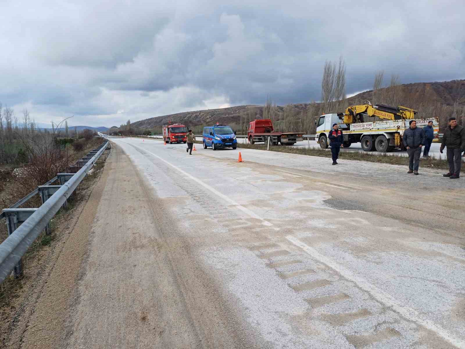 Çorum’da akaryakıt yüklü tanker devrildi
