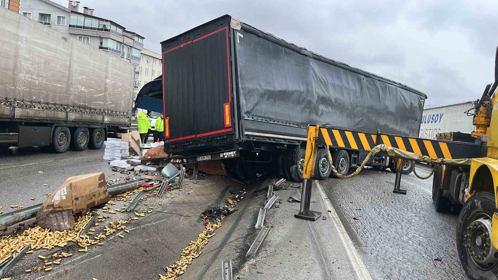 D100’de bariyerlere çarpan tırdaki 2 kişi yaralandı
